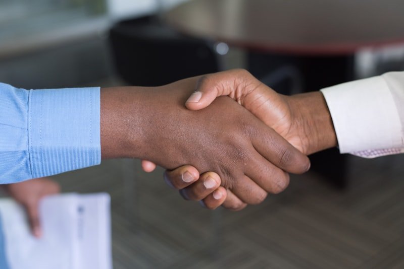 Aperto de mão fechando negócio entre empresas