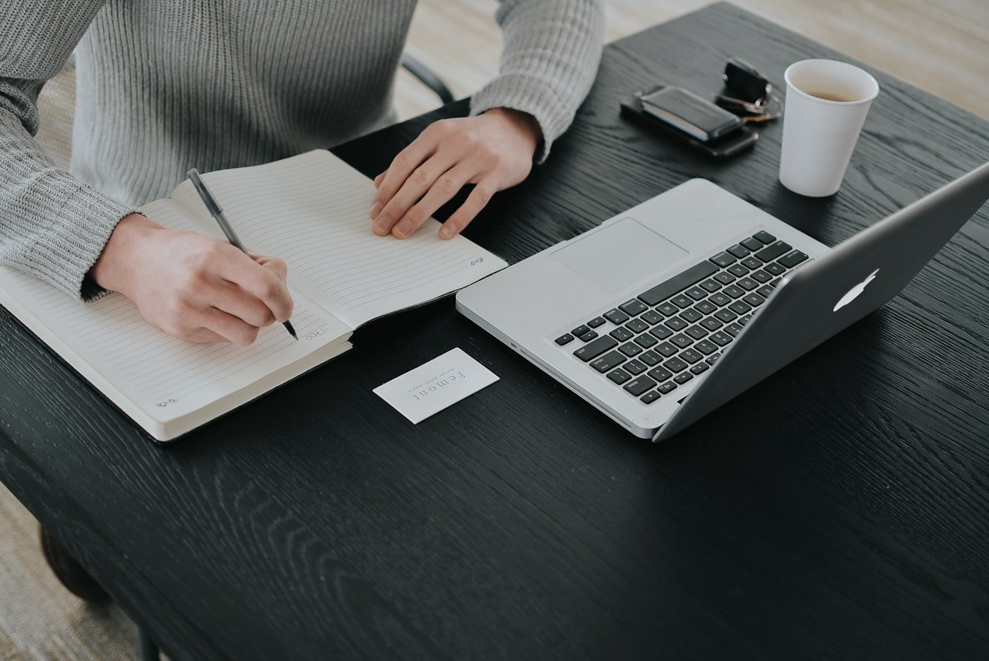 Freelancer trabalhando em notebook em casa