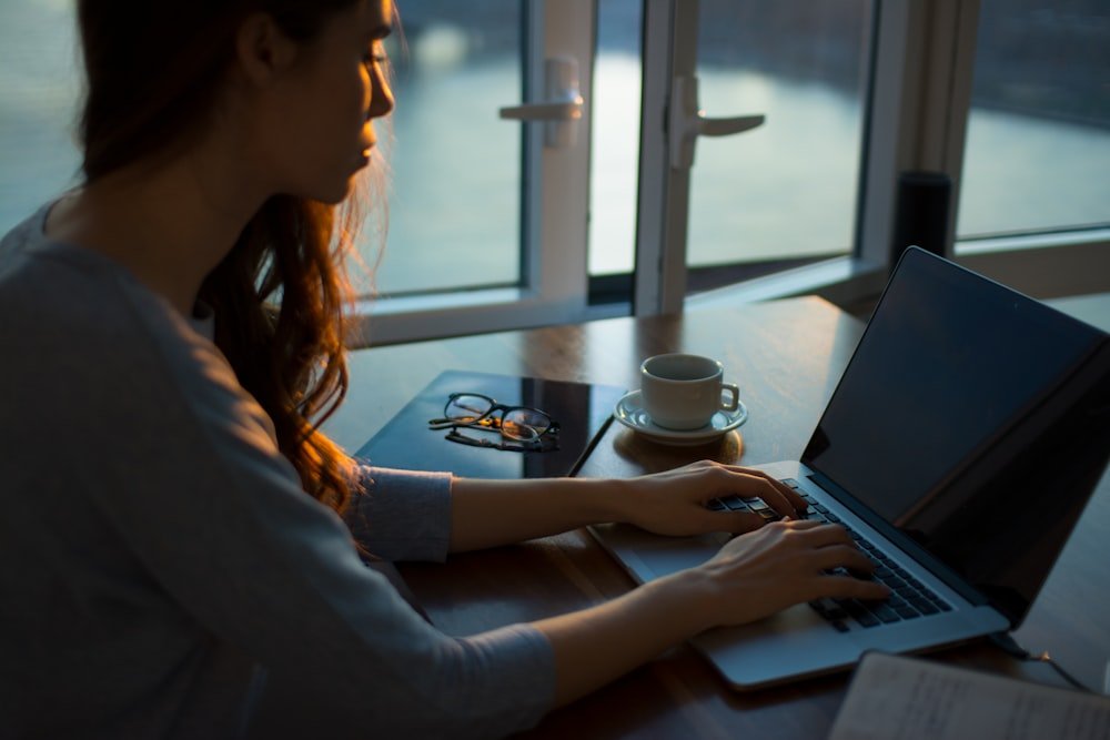 Designer freelancer desenhando em mesa digitalizadora