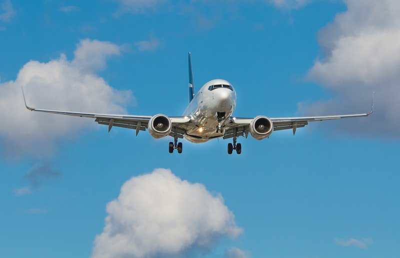 Avião comercial pousando com o trem de pouso baixado