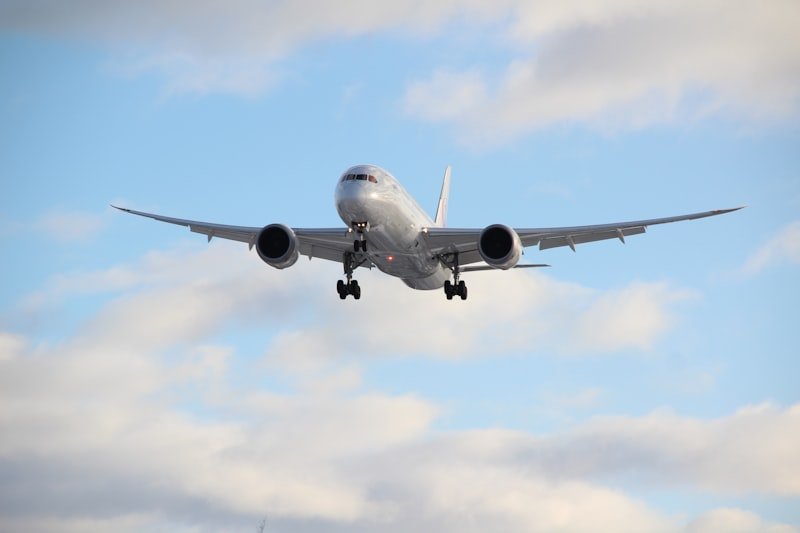 Avião de grande porte em aproximação para o pouso