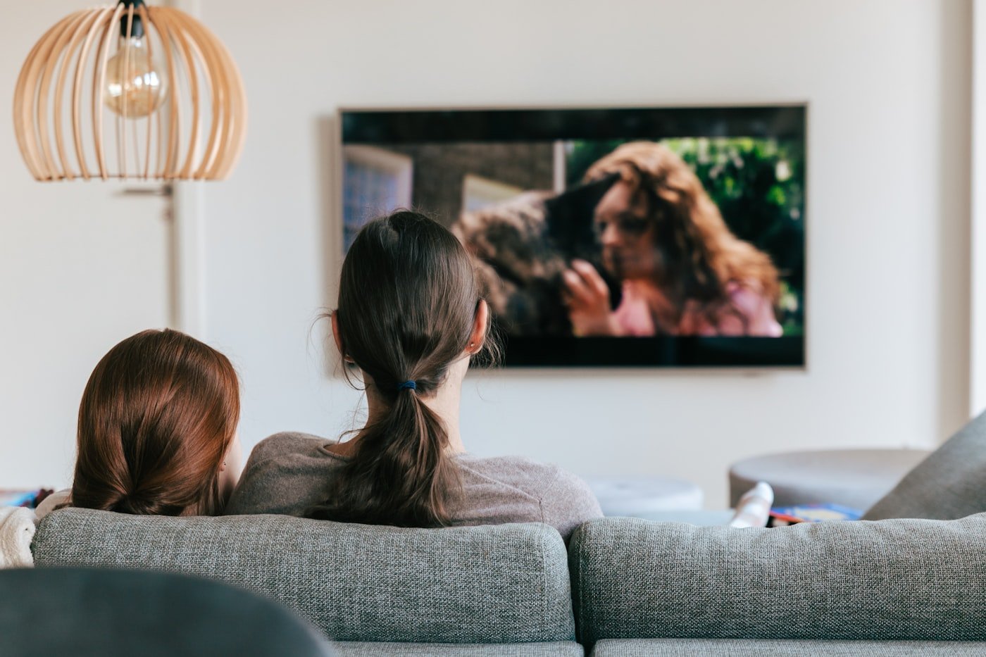 Televisão exibindo catálogo de filmes e séries na sala