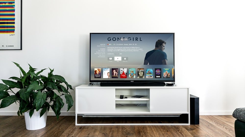 Mesa de estúdio de rádio com microfone e fones