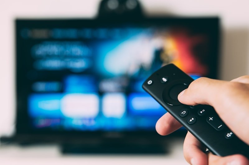 Celular reproduzindo aplicativo de música com fones ao lado