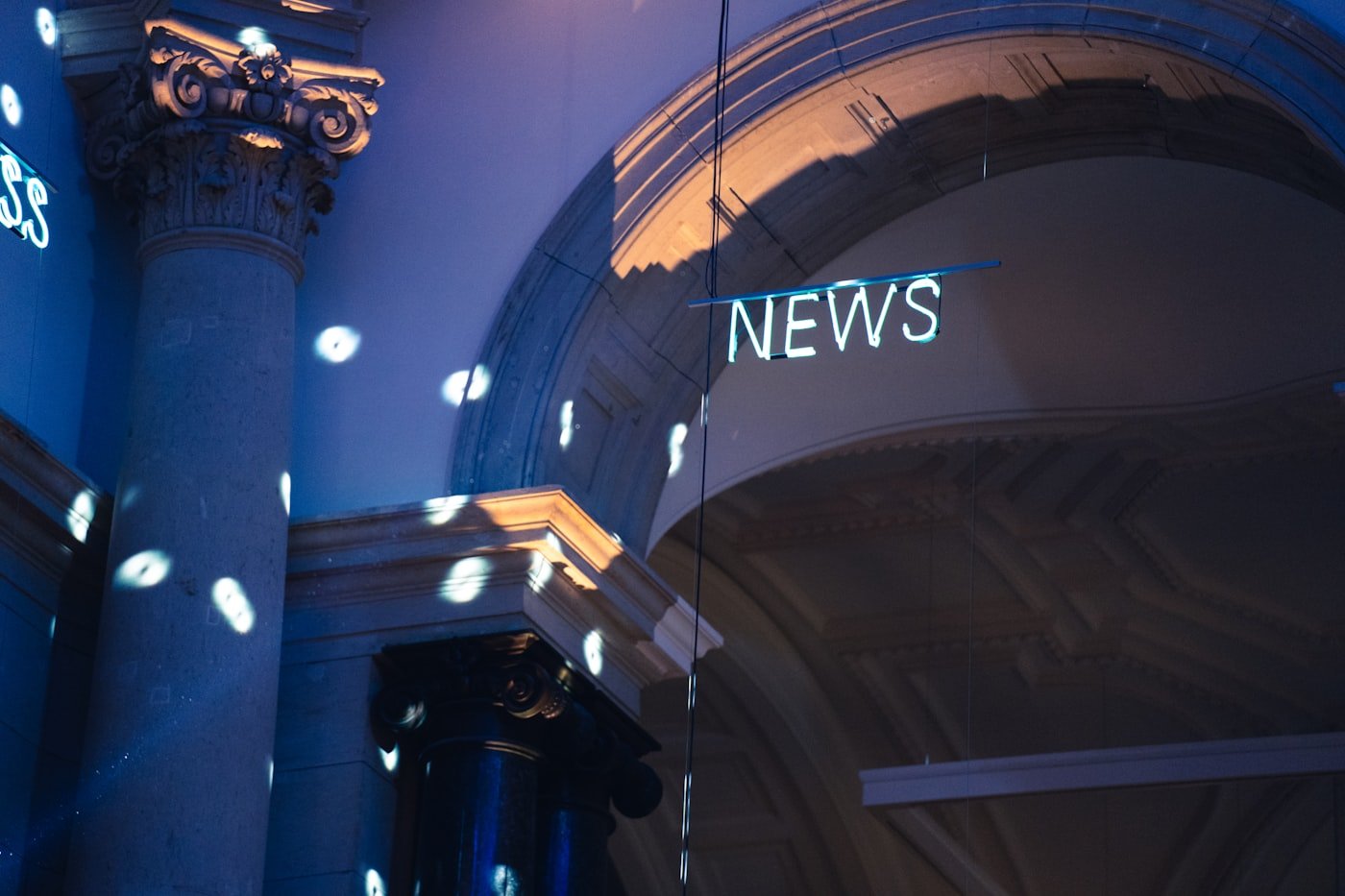 Redação de jornal com repórteres trabalhando