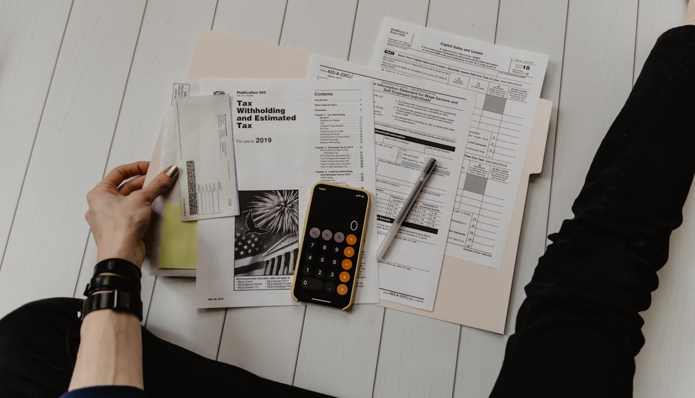Calculadora e documentos contábeis sobre a mesa
