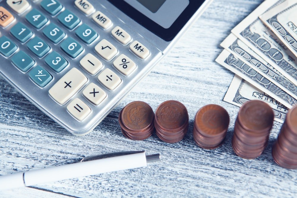 Contador analisando planilhas e relatórios