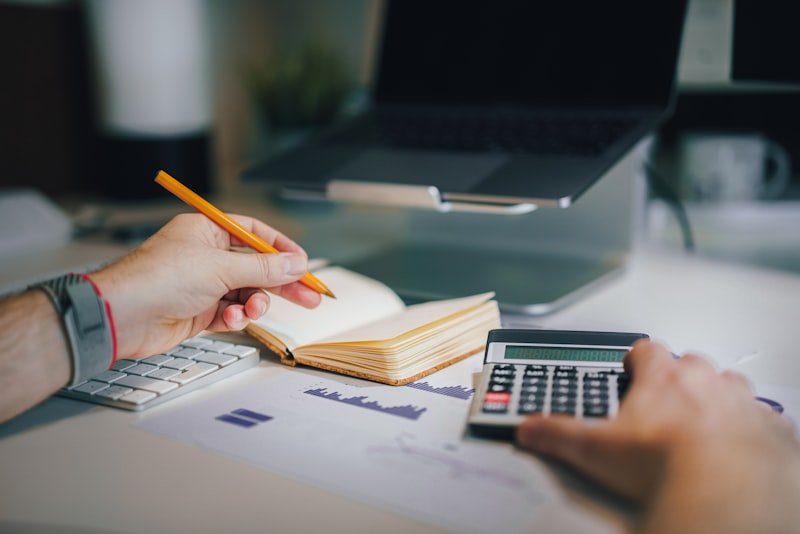 Profissional de contabilidade trabalhando no computador