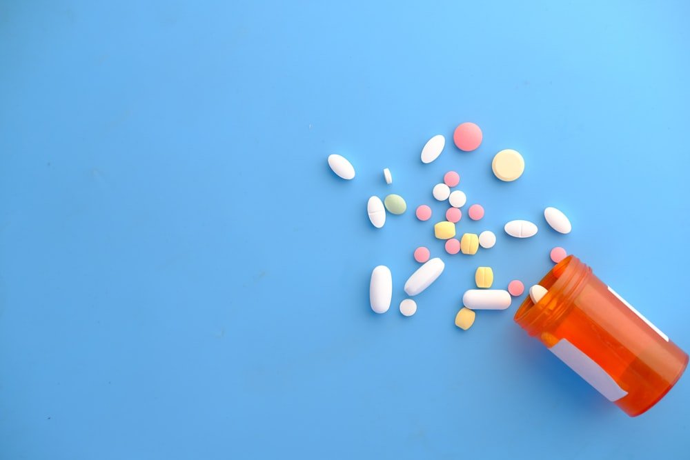 Farmacêutica organizando prateleira de medicamentos