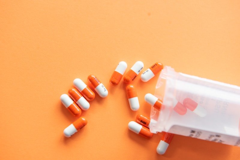 Prateleiras de medicamentos em drogaria