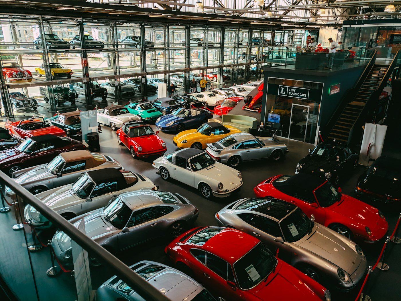 Pátio de loja de veículos com carros seminovos alinhados