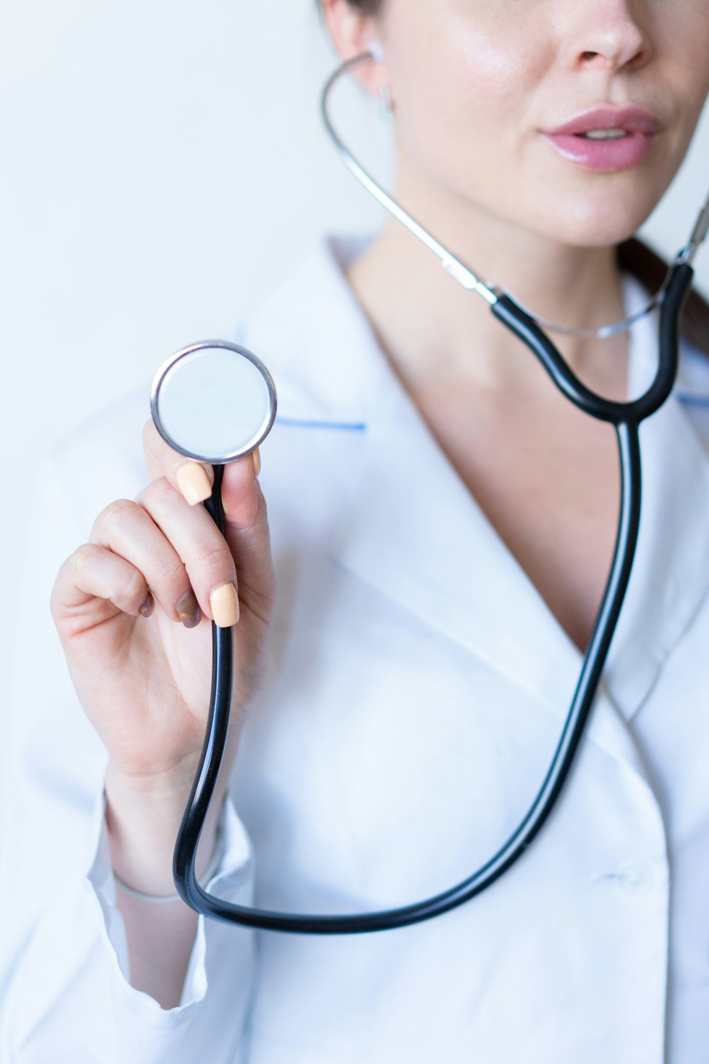 Médico atendendo paciente em consultório