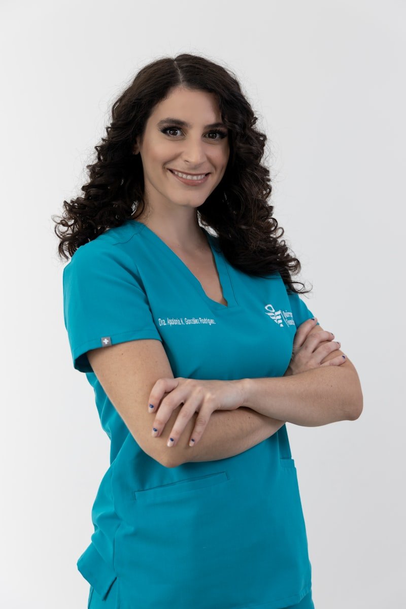 Consultório médico organizado com maca e equipamentos