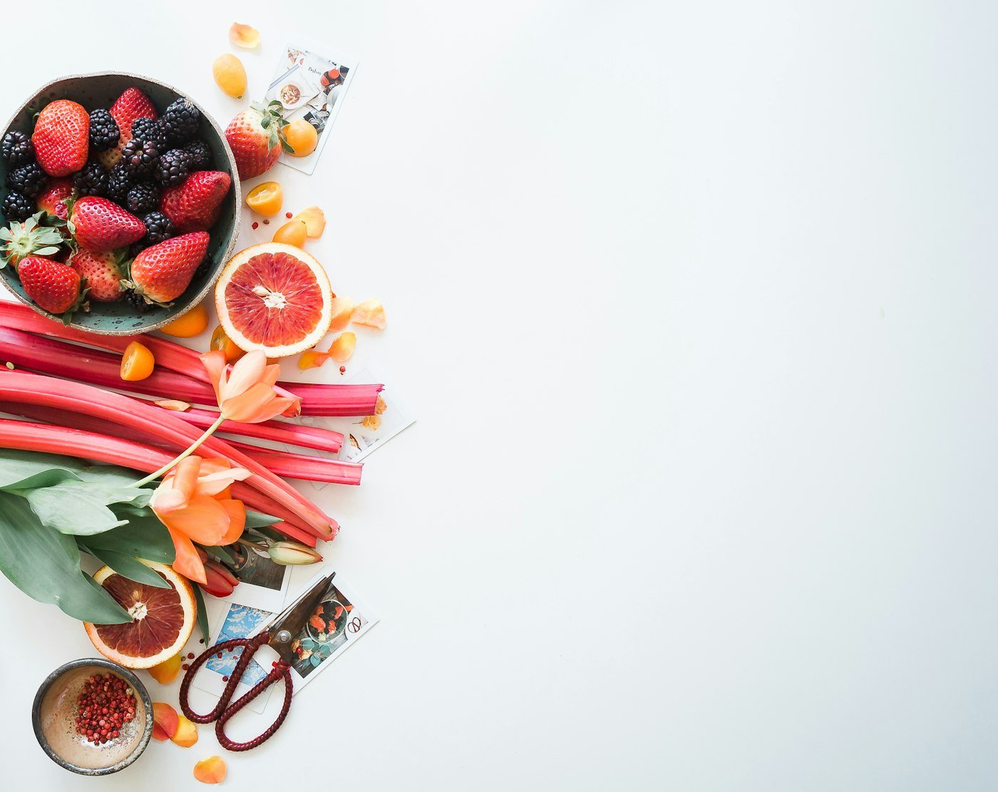 Mesa com alimentos frescos e variados
