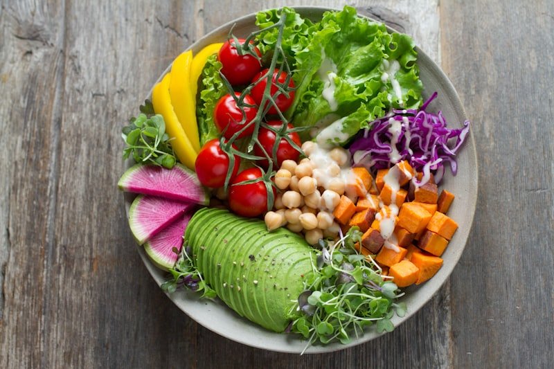 Prato colorido com legumes e folhas verdes