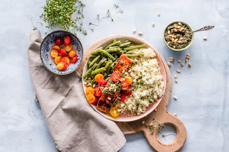 Tigela de sopa nutritiva sobre a mesa