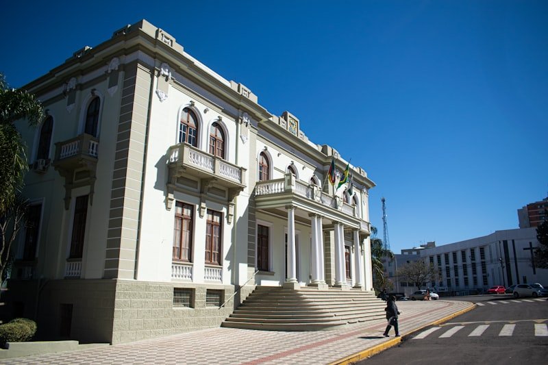 Servidora pública atendendo cidadão no balcão