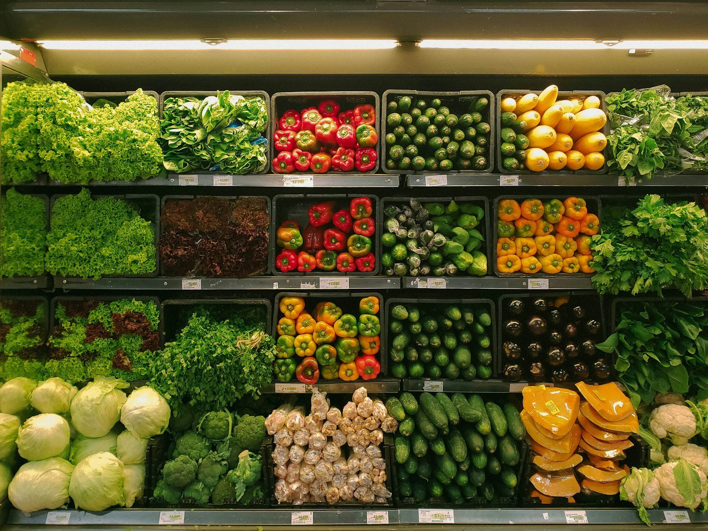 Corredor de supermercado bem iluminado