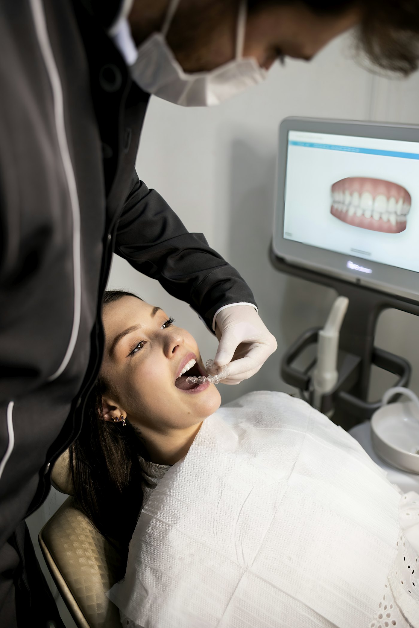 Dentista conversando com paciente