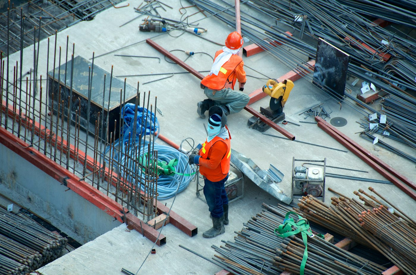 Site de loja de material de construção com categorias de básicos, acabamento e ferramentas
